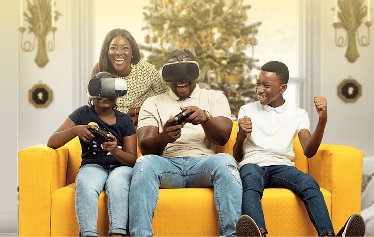 Une famille africaine profite du divertissement à la maison grâce à internet